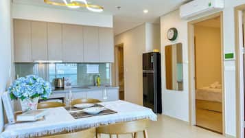 Standard Apartment, 3 Bedrooms, Balcony, Ocean View | Dining