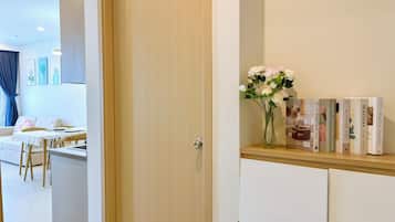 ์คํ ๋ค๋ ์ํํธ, ์นจ์ค 3๊ฐ, ๋ฐ์ฝ๋, ๋ฐ๋ค ์ ๋ง | ๋ด๋ถ