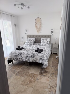 2 slaapkamers, een strijkplank/strijkijzer, reisbedje, gratis wifi