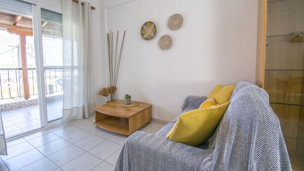 Ein Wohnzimmer mit einer Couch, einem Couchtisch und Wanddekoration.