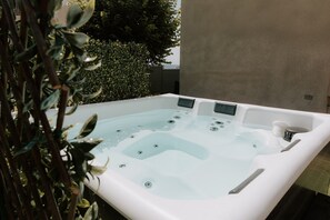 Outdoor spa tub - Vrbo Property (Champillon)