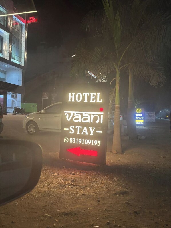 A sign for Hotel Vaani Stay with a contact number. - Hotel Vaani Stay Bhopal (Bhopal)