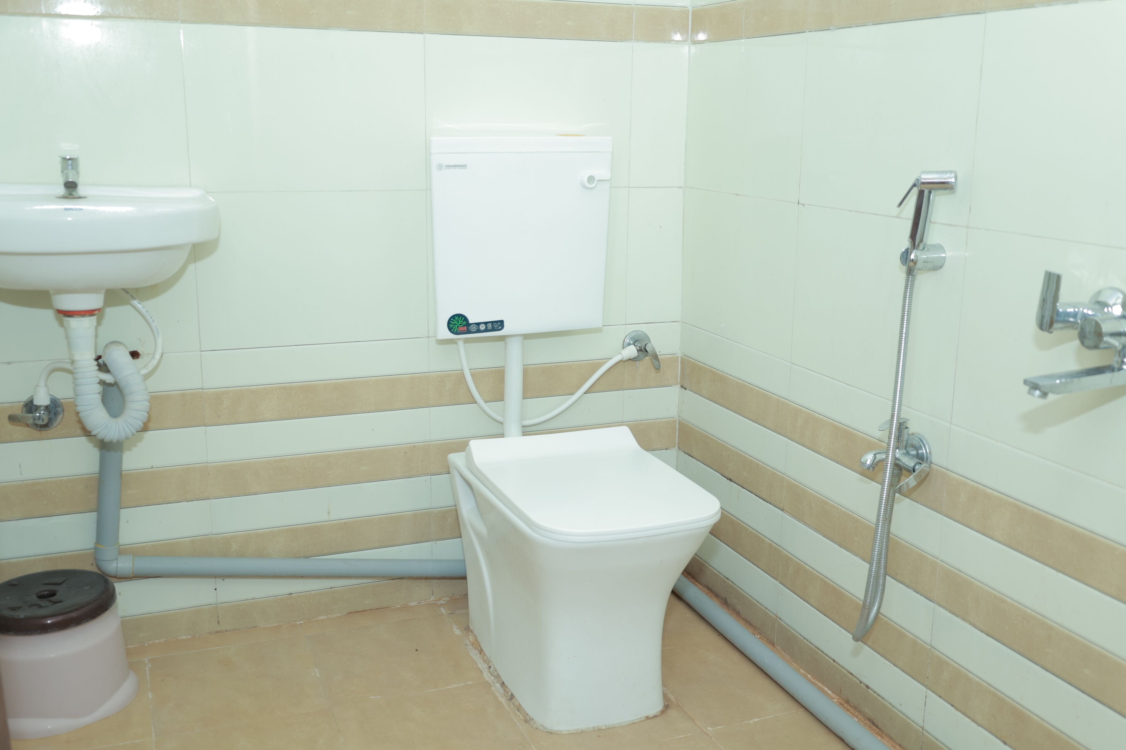 Une salle de bain avec des toilettes, un lavabo et une douche.