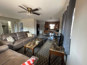 Living area - Awesome 1-bedroom apartment with AC in charming Page (Page)