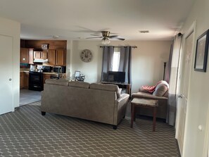 Living area - Awesome 1-bedroom apartment with AC in charming Page (Page)