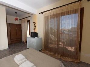5 bedrooms, iron/ironing board, WiFi, bed sheets - Casa Plagia by RentalsPro (Nea Plaghia)