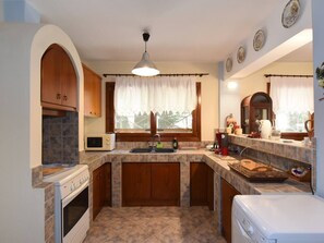 Fridge, oven, stovetop, dishwasher - Casa Plagia by RentalsPro (Nea Plaghia)