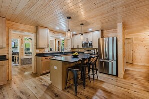 Private kitchen - Spacious 6BR estate-loud creek,lighted pickleball basketball stocked fishpond (Whittier)