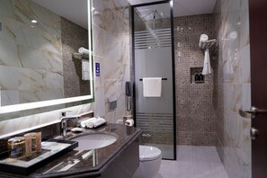 Een douche, een haardroger, handdoeken, zeep