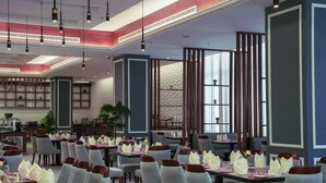 Un restaurante con varias mesas, sillas y una decoración interior moderna.