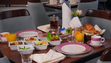 Petit déjeuner buffet servi tous les jours en supplément