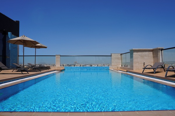 Una piscina al aire libre