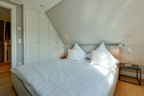 4 bedrooms, iron/ironing board, WiFi, bed sheets