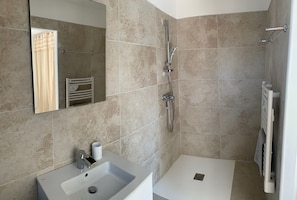 Hair dryer, towels, soap, toilet paper - Small detached house on our property (Langlade)