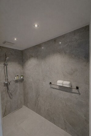Douche, serviettes fournies, savon, papier toilette