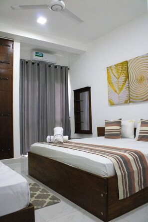 Escritorio, cortinas blackout y tabla de planchar con plancha 