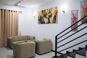 Kamar Triple Deluks, pemandangan kolam renang | Interior