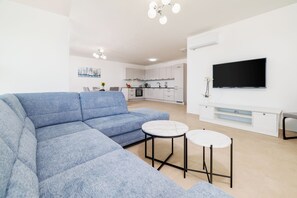 TV - Modern apartment with whirlpool, terrace & sea view (Dramalj)