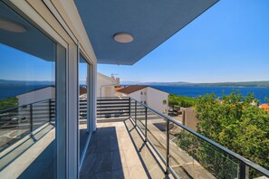 Property grounds - Modern apartment with whirlpool, terrace & sea view (Dramalj)