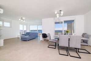 TV - Modern apartment with whirlpool, terrace & sea view (Dramalj)