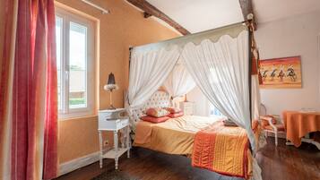 10 bedrooms, iron/ironing board, WiFi, bed sheets