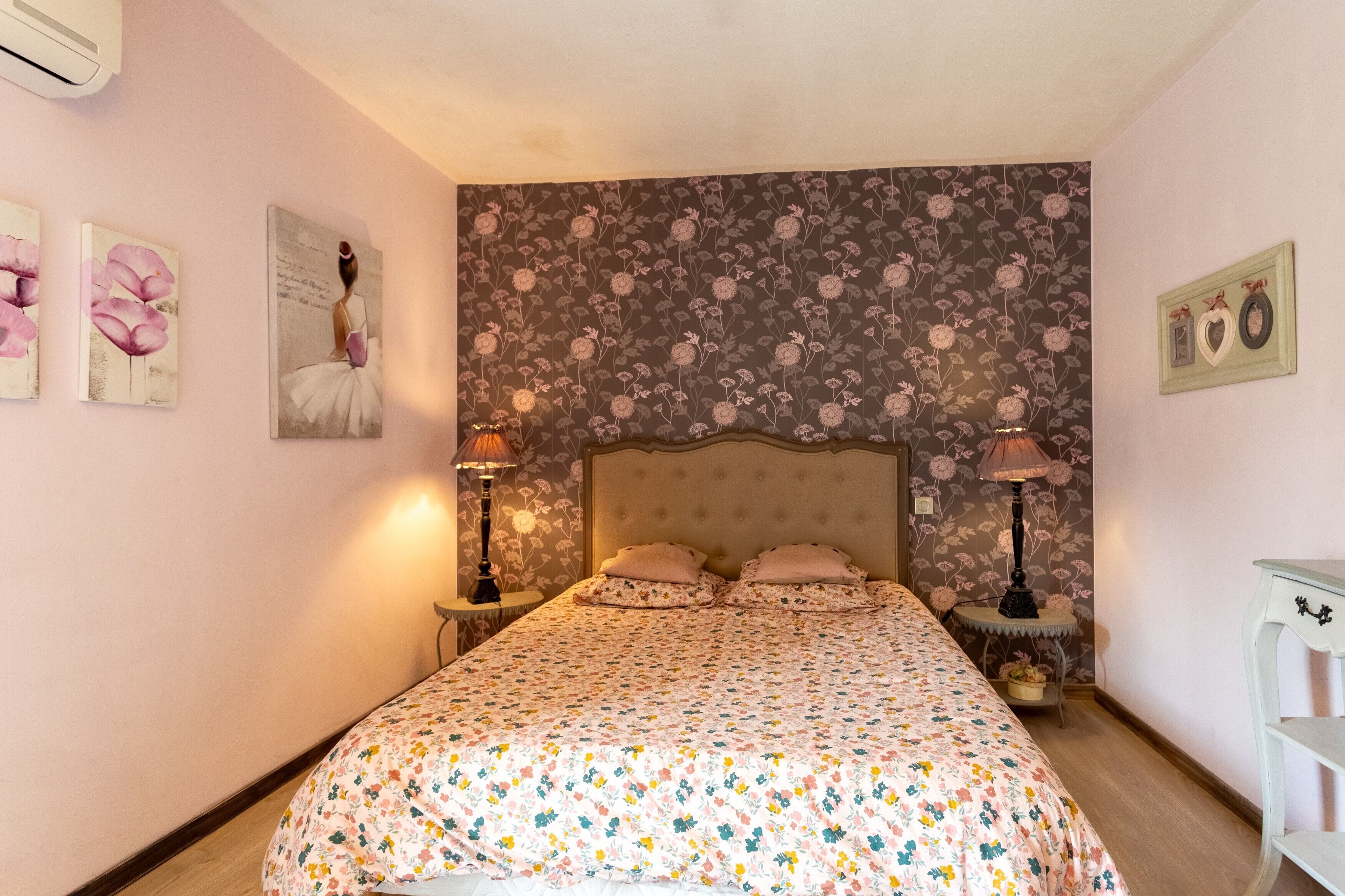 10 bedrooms, iron/ironing board, WiFi, bed sheets