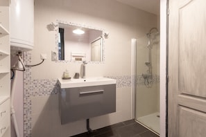 Douche, sèche-cheveux, serviettes fournies