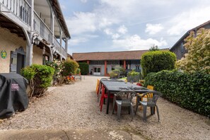 Outdoor dining - Domaine des Mousquetaires (Laas)