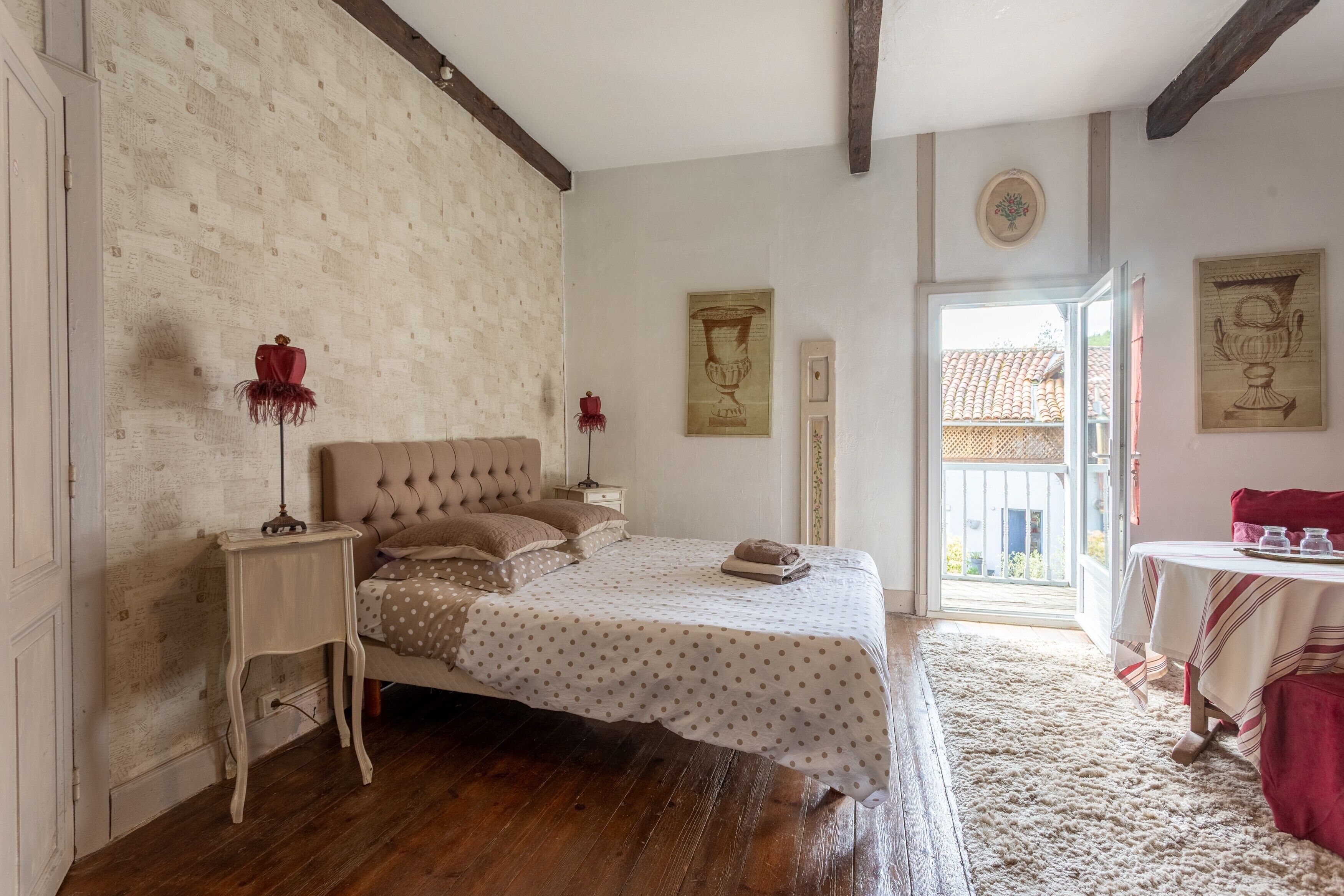 10 chambres, fer et planche à repasser, Wi-Fi, draps fournis