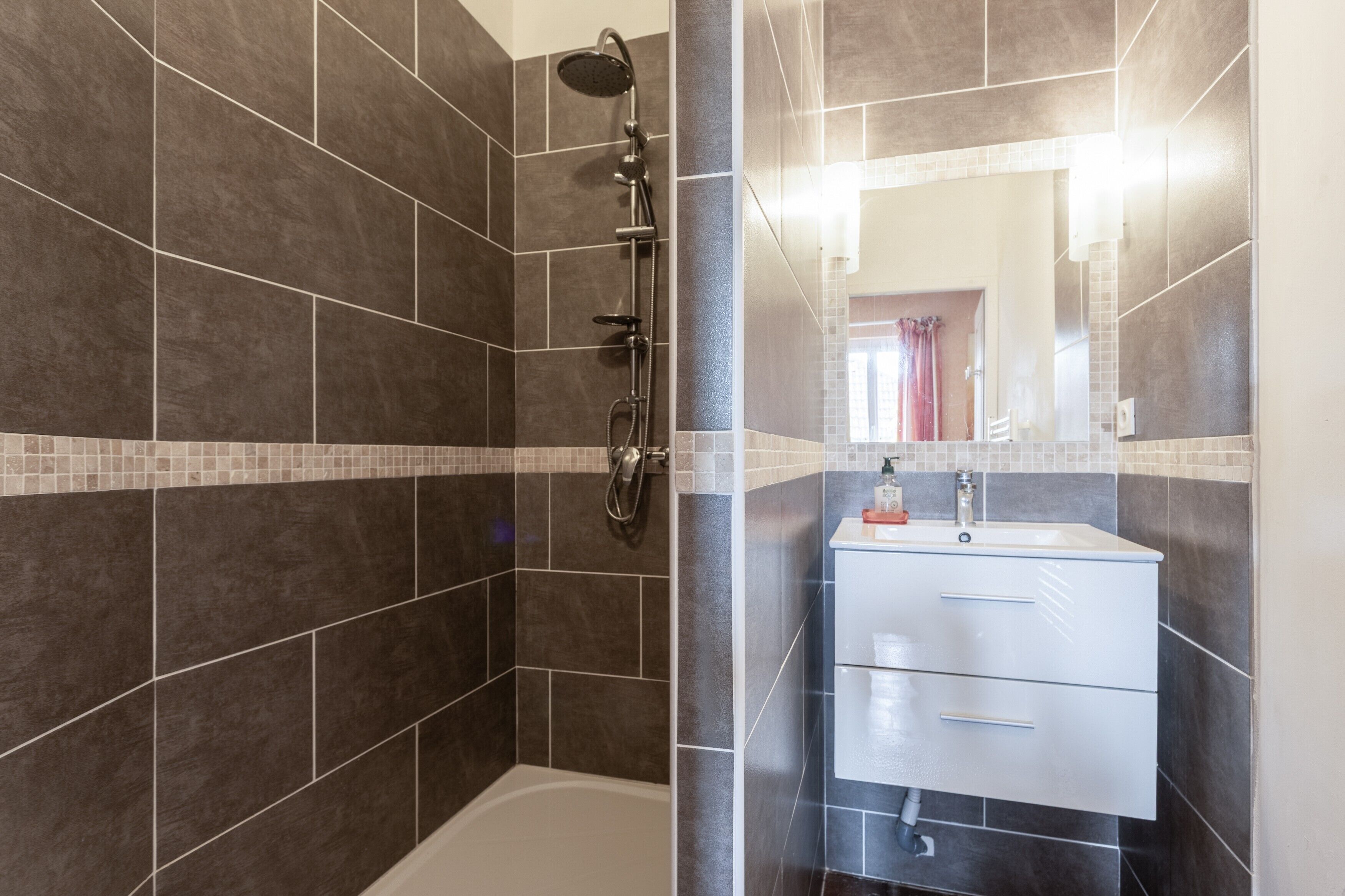 Douche, sèche-cheveux, serviettes fournies