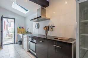 Frigorífico, microondas, horno y placa de cocina