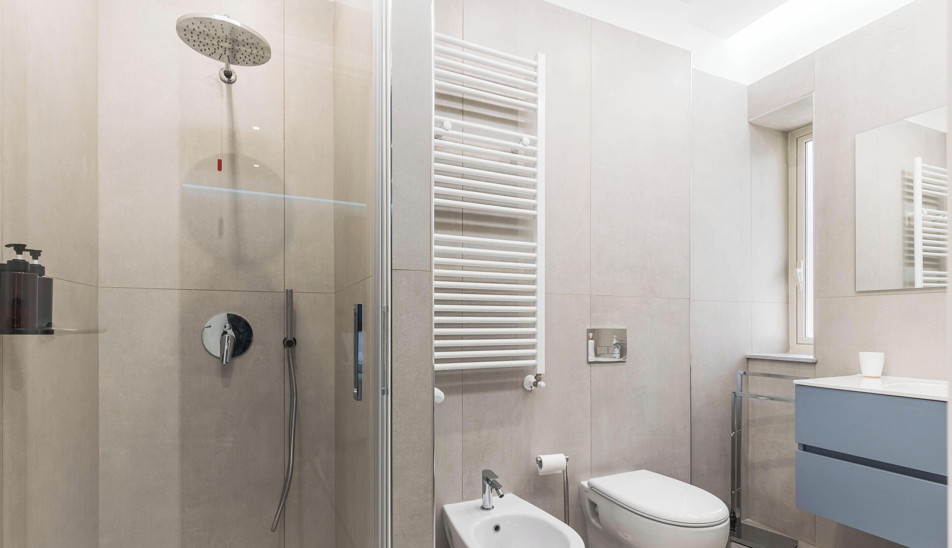 Doccia, asciugacapelli, bidet, asciugamani