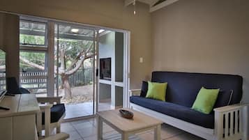 Cottage, 2 Bedrooms, Balcony, Garden View | Living area