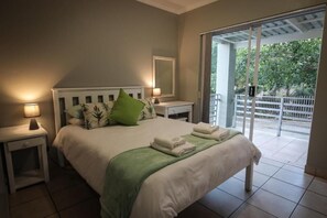 Cottage, 2 chambres, balcon, vue jardin | Coffres-forts dans les chambres, fer et planche à repasser