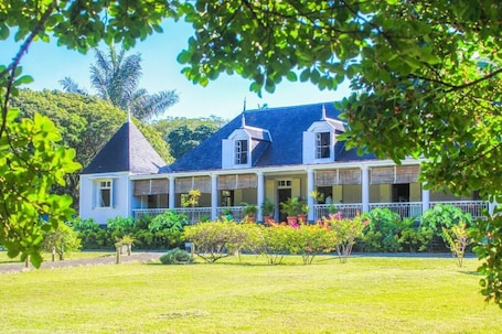 Exterior. L'Auberge de Saint Aubin