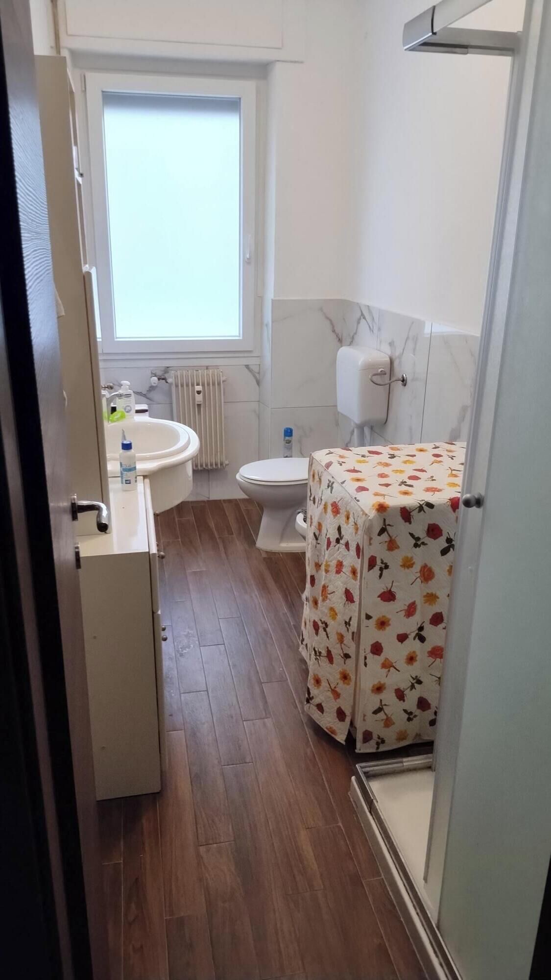 Dusche, Bidet, Handtücher, Seife