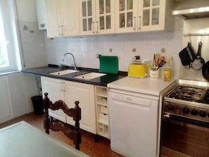 Private kitchen - 1-bedroom  in  Genova with AC and central heating, 10 minutes to Metro (Genova)