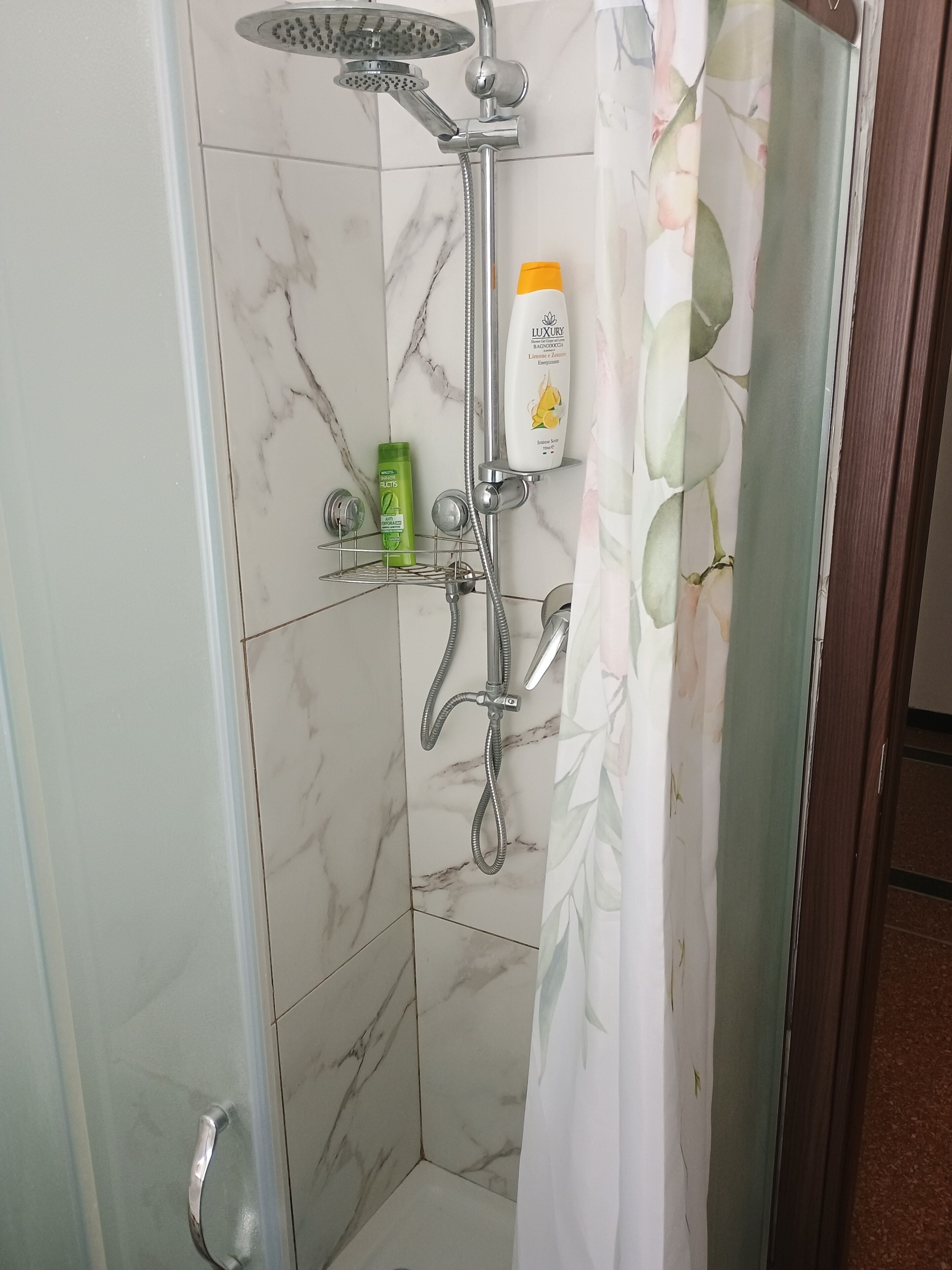 Dusche, Bidet, Handtücher, Seife