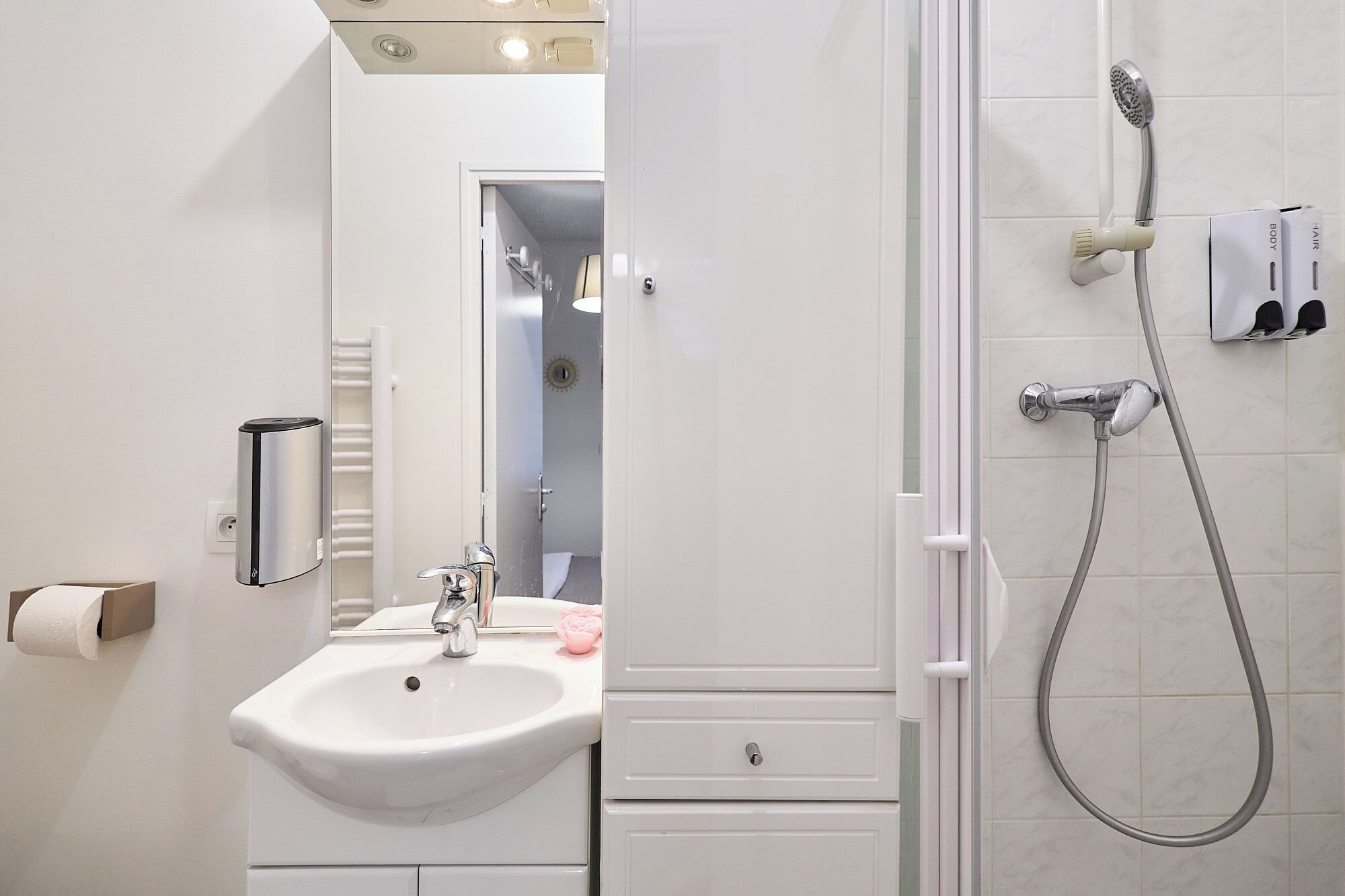 Douche, sèche-cheveux, serviettes fournies, savon