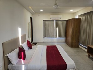 Deluxe Double Room, City View | In-room safe, desk, laptop workspace, free WiFi - GAJRAJ HOTEL (Vadodara)