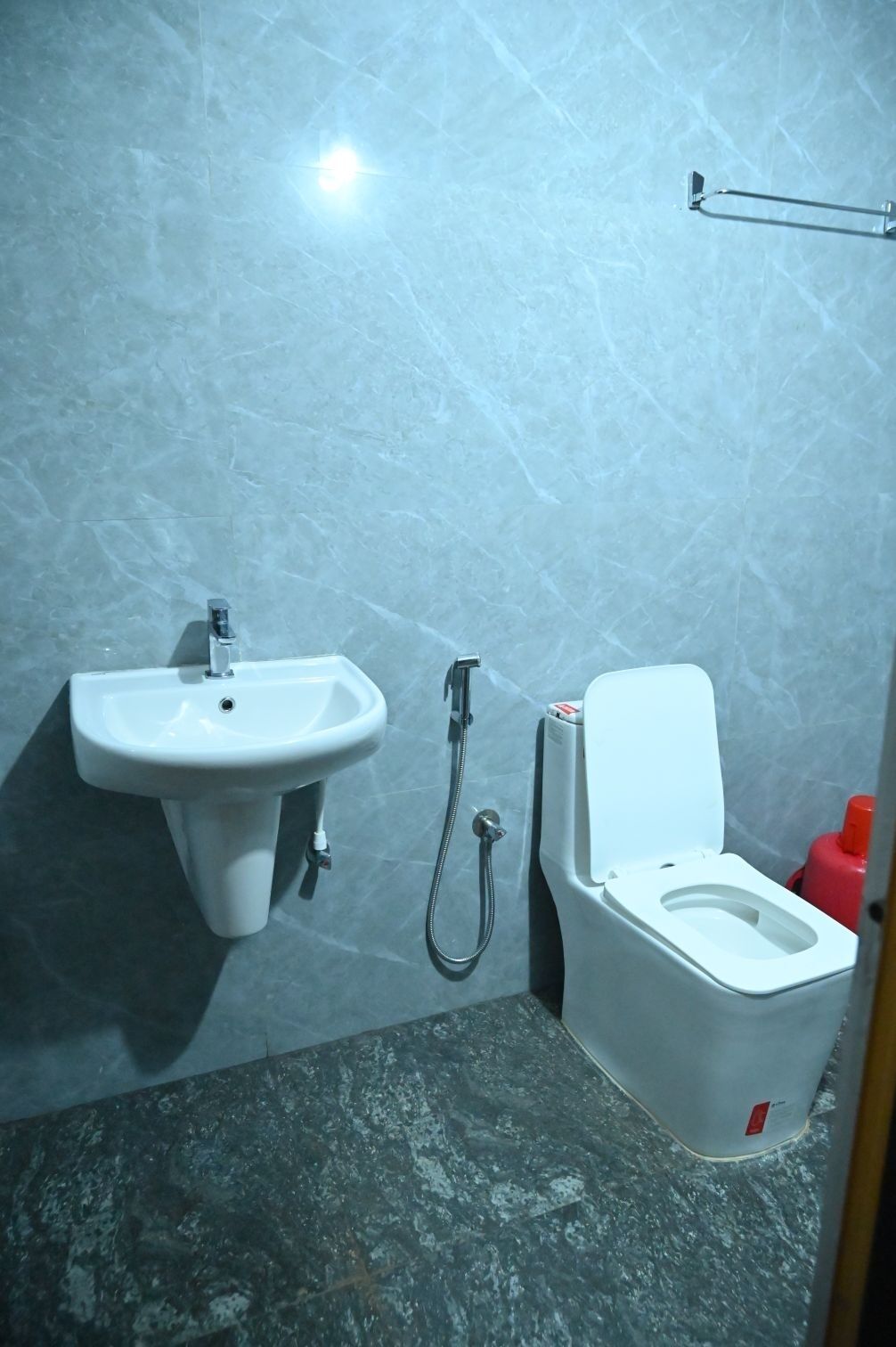 Combined shower/bathtub, free toiletries, towels, soap