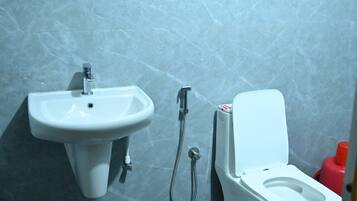 Combined shower/bathtub, free toiletries, towels, soap