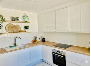 Private kitchen - Spacious 3-bedroom apartment in charming Marbella with AC (Marbella)