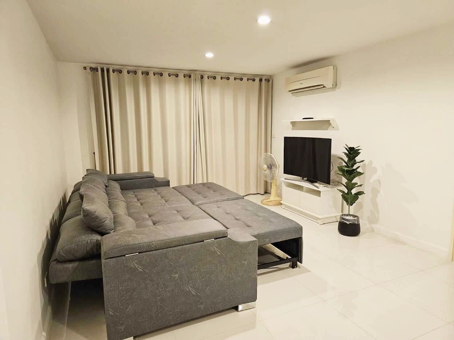 คอนโด, 2 ห้องนอน, พร้อมสิ่งอำนวยความสะดวกสำหรับผู้พิการ, ระเบียง | บริเวณนั่งเล่น