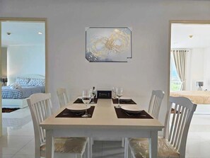 Dining room - Modern 2-bedroom Condo With Ocean and Pool Views in Cha-am (Cha-am)