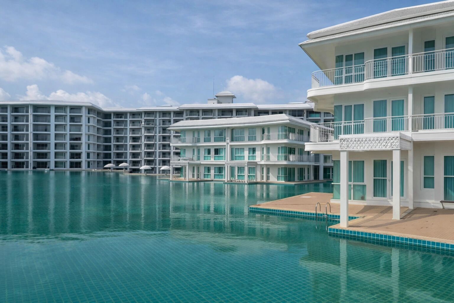 คอนโด, 2 ห้องนอน, พร้อมสิ่งอำนวยความสะดวกสำหรับผู้พิการ, ระเบียง | สระว่ายน้ำ | สระว่ายน้ำกลางแจ้ง