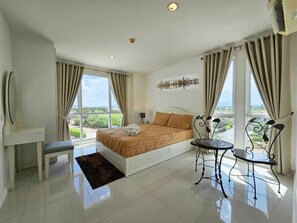 Condo, 2 Bedrooms, Accessible, Balcony - Modern 2-bedroom Condo With Ocean and Pool Views in Cha-am (Cha-am)