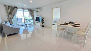 Condo, 2 Bedrooms, Accessible, Balcony | Dining room
