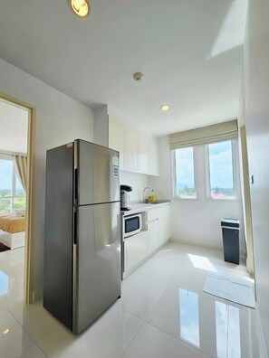 Private kitchen - Modern 2-bedroom Condo With Ocean and Pool Views in Cha-am (Cha-am)