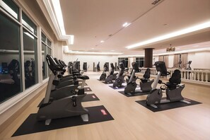 Fitness facility - Modern 2-bedroom Condo With Ocean and Pool Views in Cha-am (Cha-am)